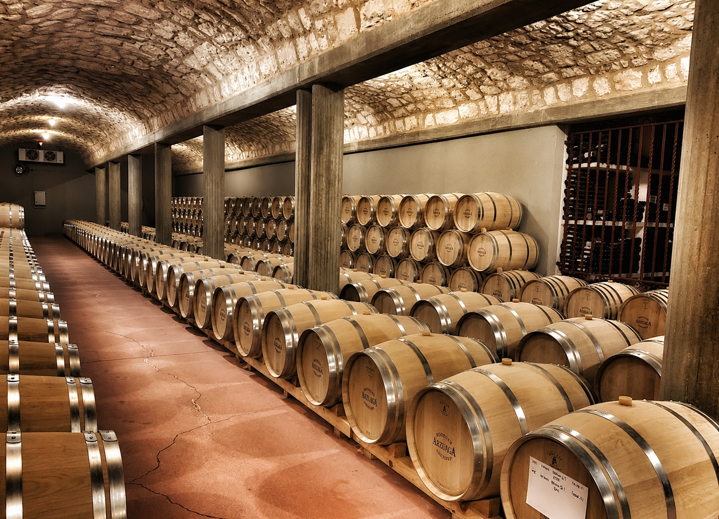 Sala de barricas de Bodegas Arzuaga Navarro